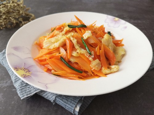 6,简单又好吃的胡萝卜炒鸡蛋就做好了,一口一口比肉香,你们也试试吧!