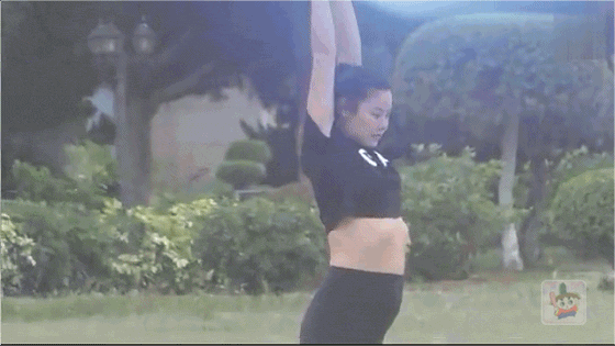 乐基儿怀孕3个月孕肚照首度曝光隆起明显 伸懒