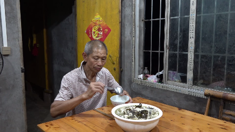 农村四哥:王四爸爸一个人在家,煮了一条鱼3斤多,吃撑了