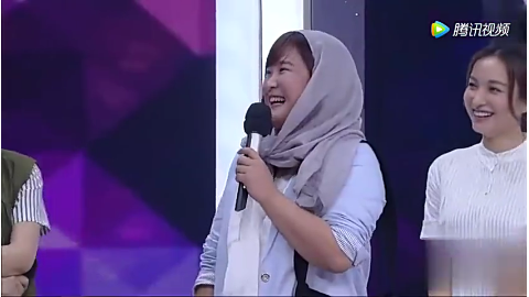 贾玲扮演宋慧乔和宋仲基演绎翻版太阳的后裔现场太逗了