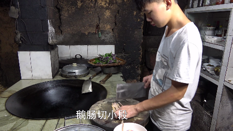 农村四哥:王四一个人摇李子,下面5个人拉篷布接,这办法不错