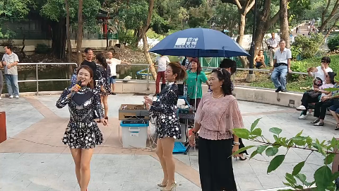 街头美女歌手翻唱《拥抱着你离去》太好听了,