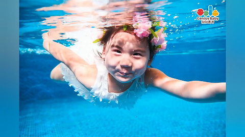 超清小宝宝潜水360度高难度水中转体你一定没见过太厉害了