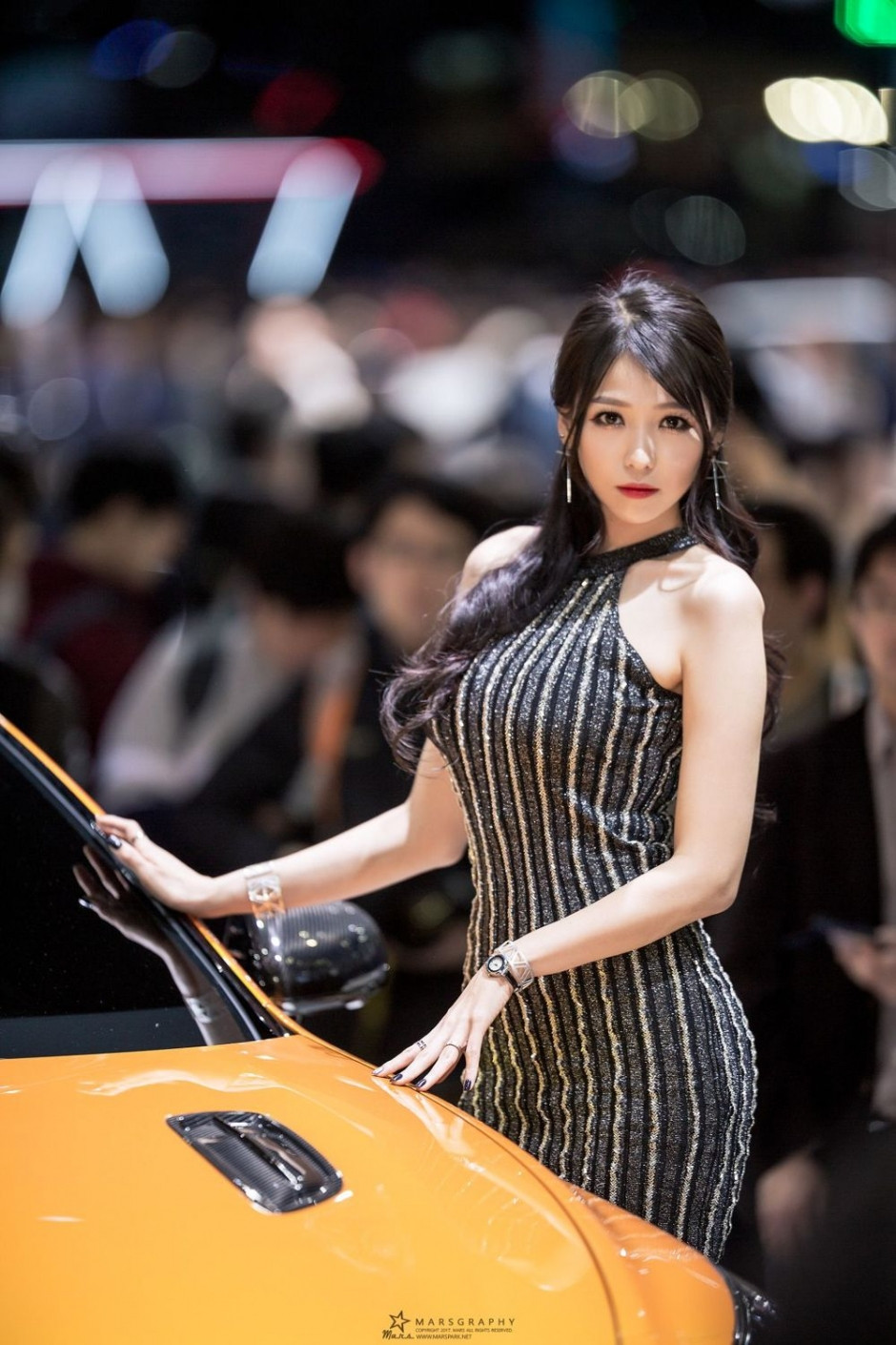 韩国美女车模李仁慧车展写真气质迷人_新浪看点