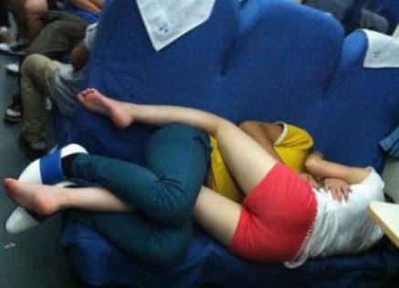 火车上 情侣上厕所1个小时没出来, 竟然干这事