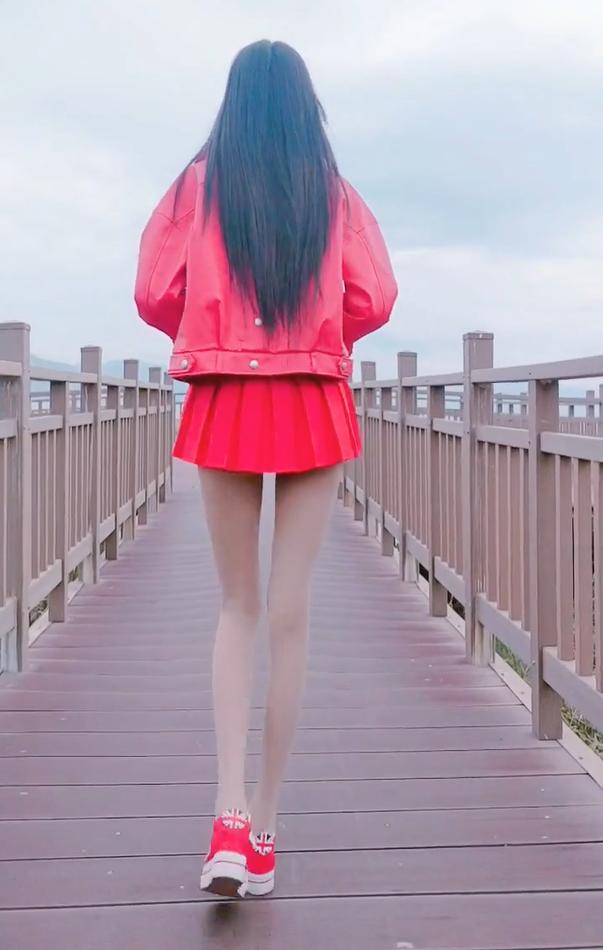 95后女生做网红女主播一双筷子腿不输腿模