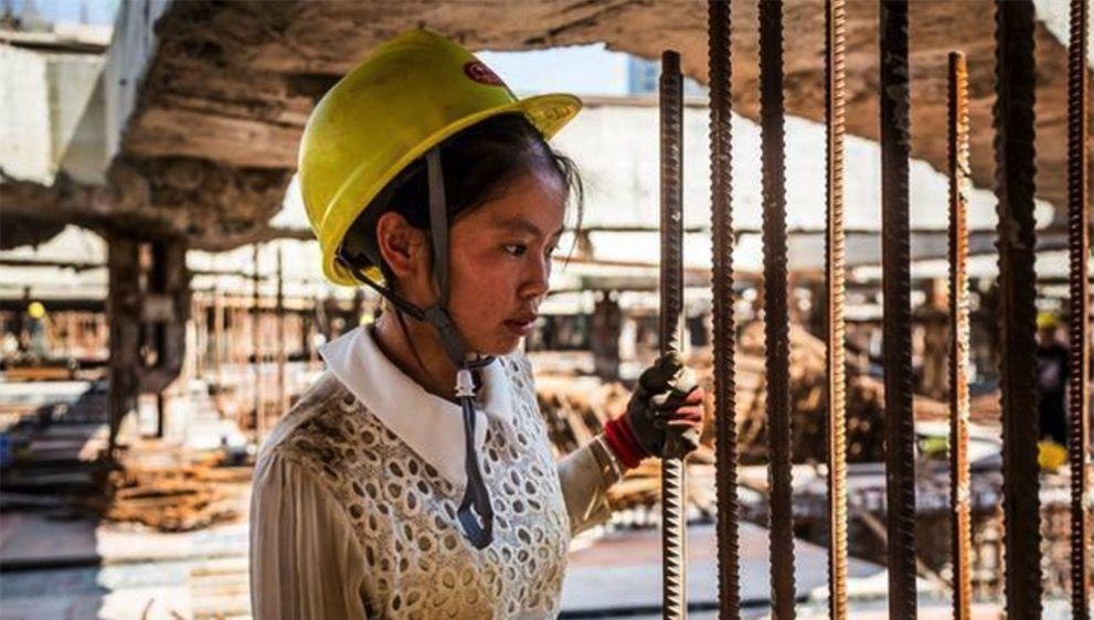 工地上的女人上班时候虽然汗流浃背下班后也是风情万种