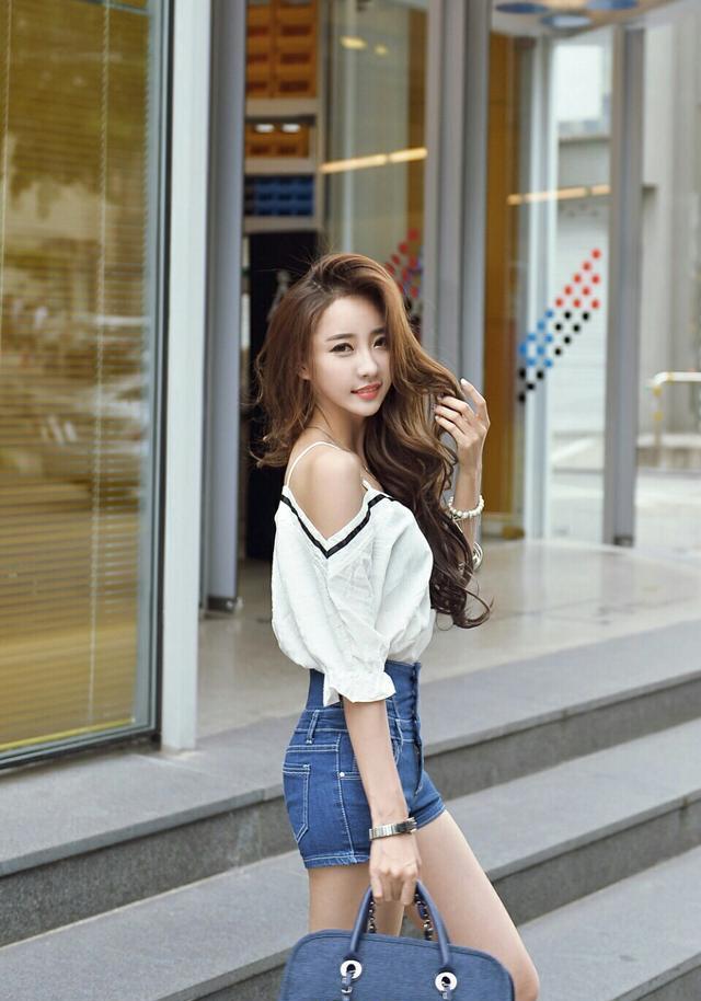 长腿的妹子穿上高腰牛仔短裤凹凸有致尽显女人味