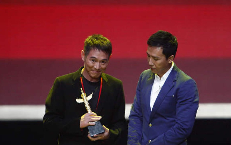 甄子丹晒李连杰合照庆祝杀青,两大武打明星再度合作,令人期待!