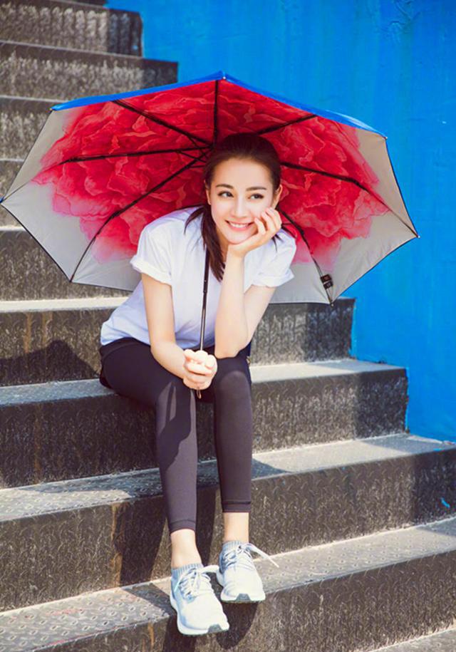 玫红色的外套,加上毛边九分裤,即使没有站起来,只是蜷缩着,也能感受到