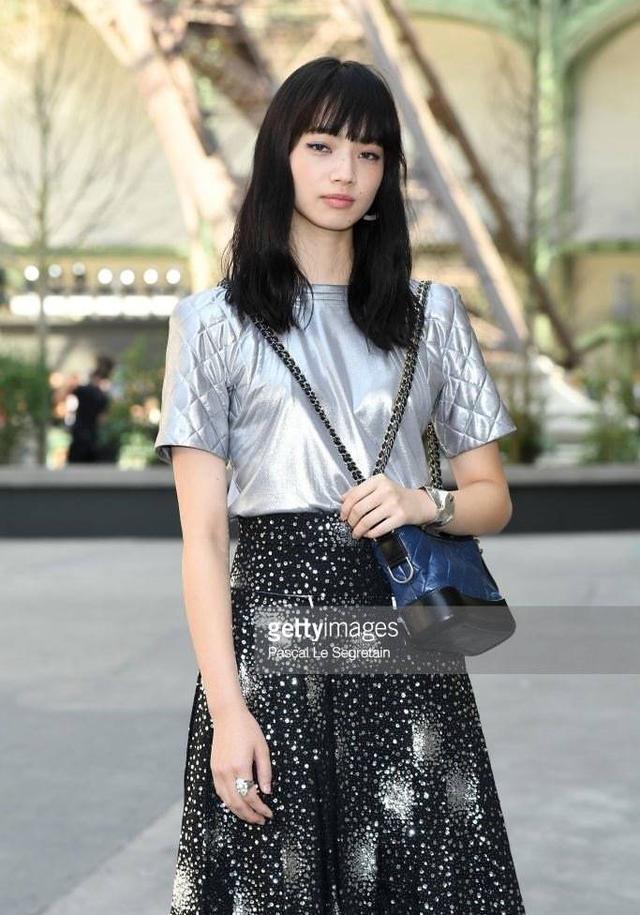 小松菜奈参加香奈儿秋冬高级时装活动, 颇具时尚范