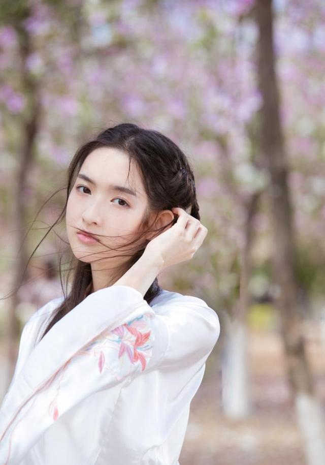 这部电影目前正在全国上映,王玉雯在剧中饰演紫荆中学校花凌彩彩,生活