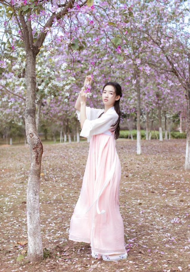 这部电影目前正在全国上映,王玉雯在剧中饰演紫荆中学校花凌彩彩,生活