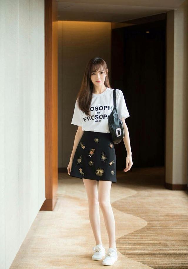 唐嫣瘦的根本不用p图了,细胳膊细腿的完全就是本色出演!