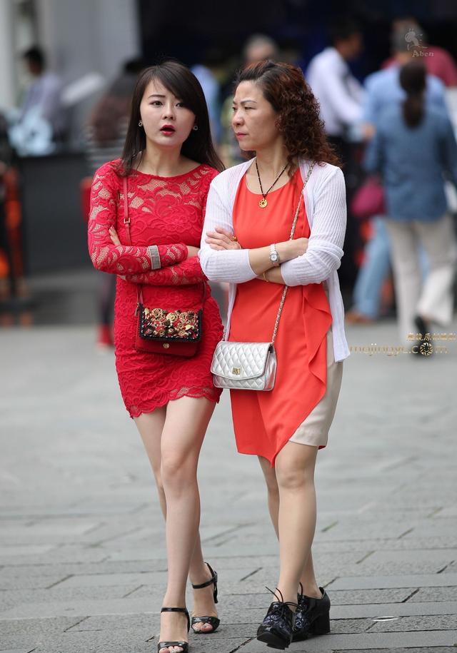 街拍：人群中的一抹红，轻熟少妇蕾丝短裙辣眼睛|一抹红|少妇|蕾丝_新浪新闻