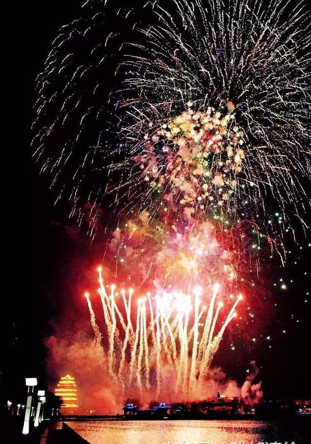 数万人围观清徐红火焰火表演