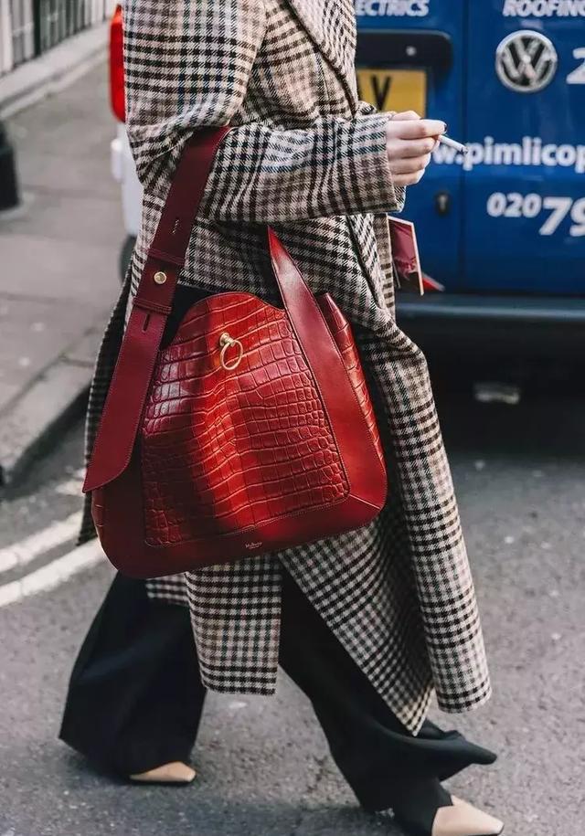看看经久的红色包包搭配,它在秋冬的利用真的可以提亮整个look!