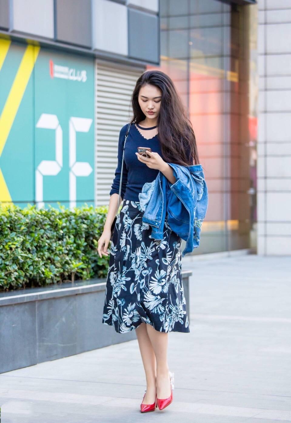 "花"样年华的小姐姐,初秋穿上印花裙,娇艳欲滴美得让人心醉