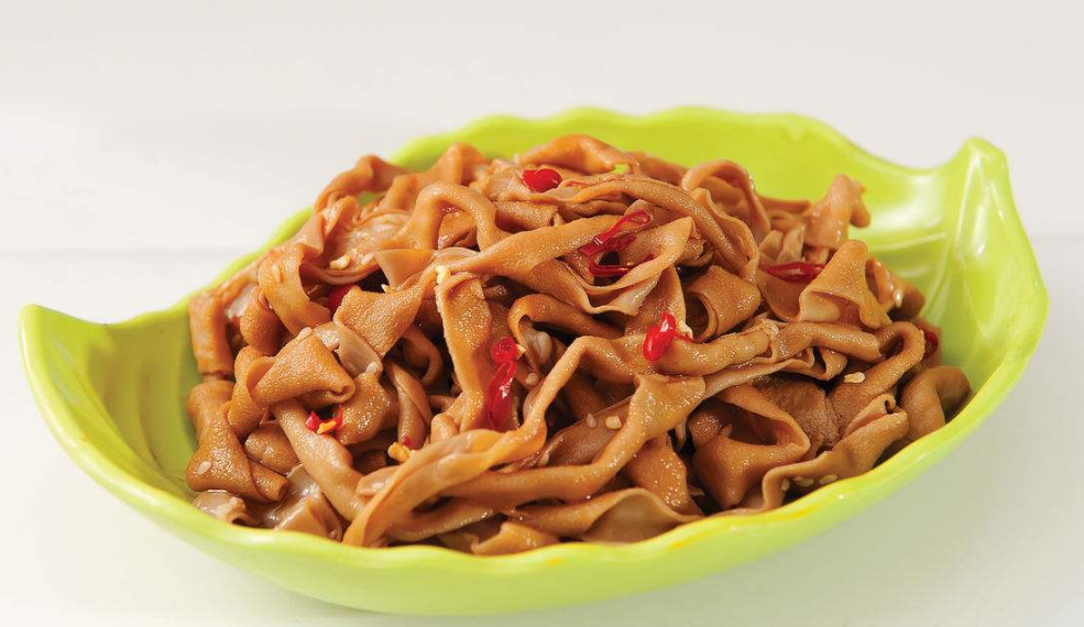 材料熟鸭肠500克,魔芋丝100克,油酥黄豆,小葱末,盐,味精,红油,红酱油