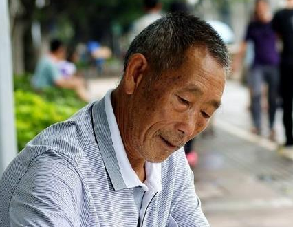 岳父告诉我想回老家了,想那个小院了,一气之下我从妻子手里把退休金卡