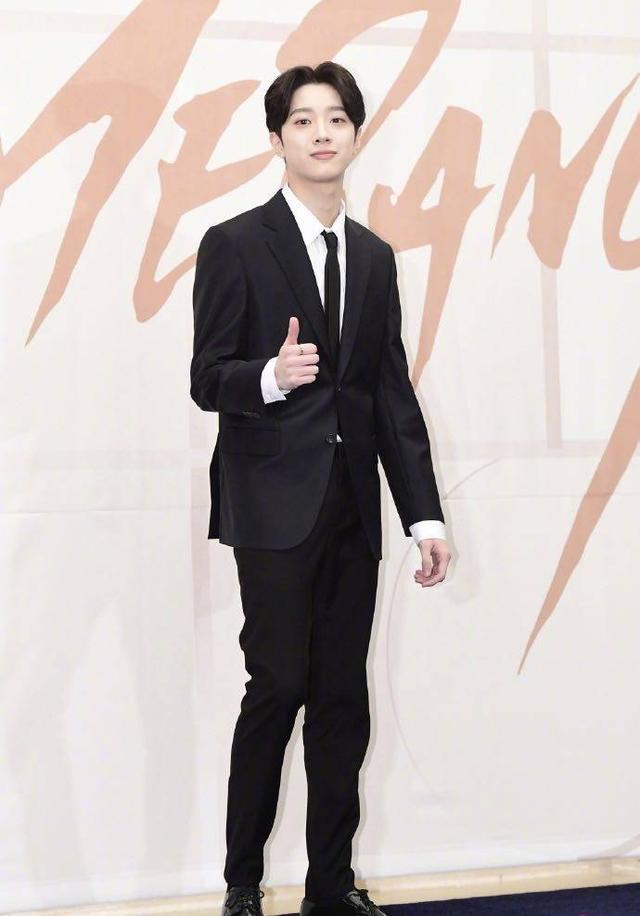 中分发型的赖冠霖被赞帅气穿西装回归尽显绅士风度