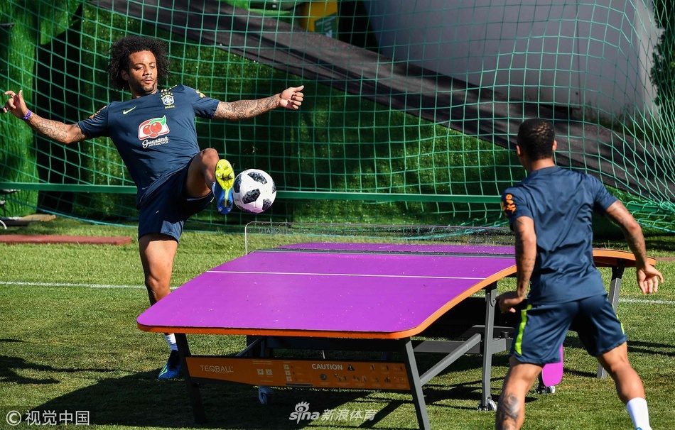 开战,巴西队众将积极训练备战.马塞洛领衔玩起"足球乒乓"