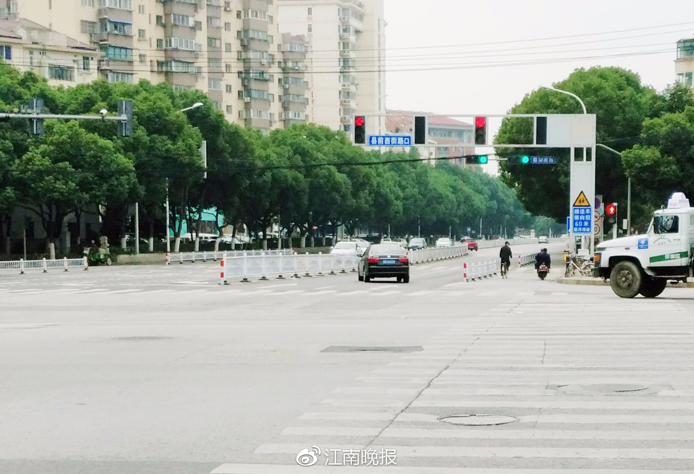 最近,有驾驶人反映,开车经过春申路县前西街路口时,发现有两组红绿灯