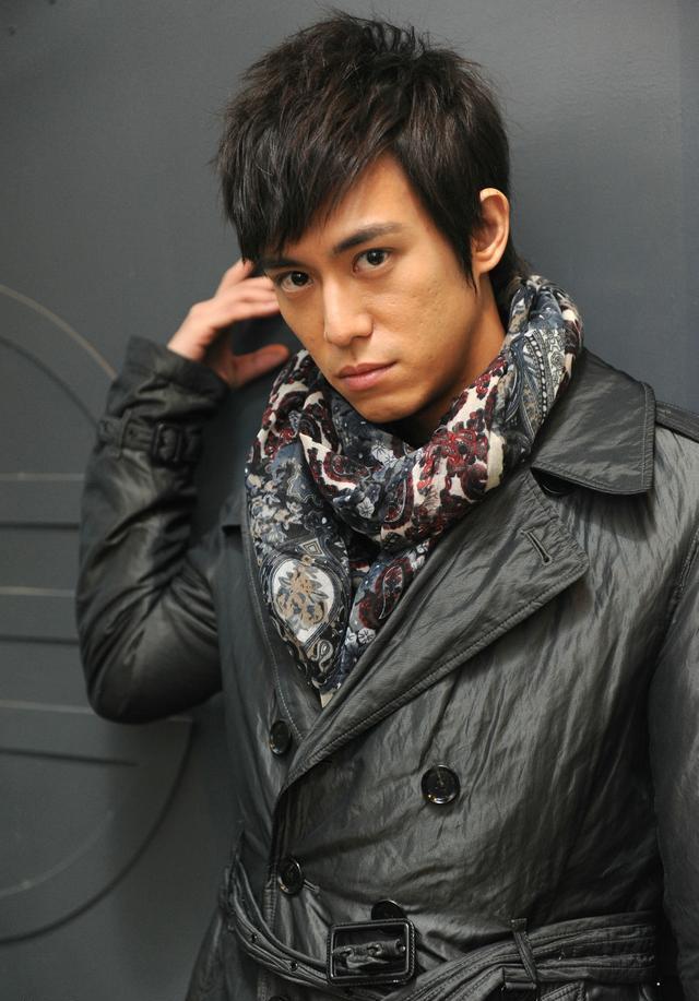 陈楚河的父亲是台湾竹联帮精神领袖陈启礼,一岁时父母离异,和爷爷奶奶