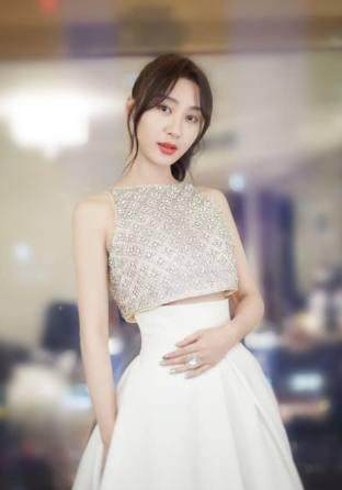 李菲儿为"炫腰",勒的那么紧,网友:唐艺昕都没你那么拼!