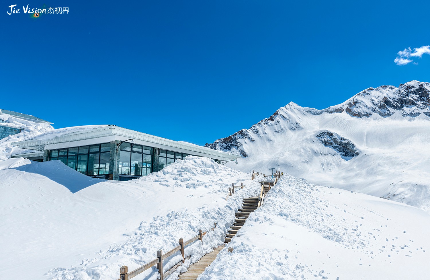 紧邻城市的远古冰川 坠落人间的伊甸园"达古冰川"