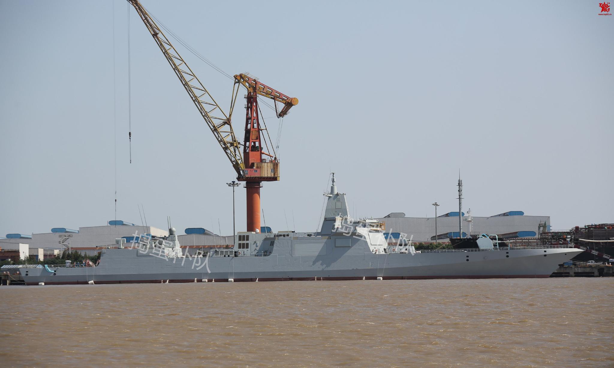 国庆期间的江南船厂055舰再次出镜1艘大船换上了新装