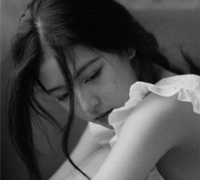 抖音最火头像女生伤感黑白2018