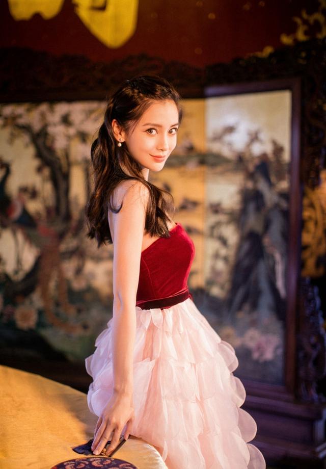 angelababy变身古典美女,手持团扇凹造型,穿抹胸裙又美了!
