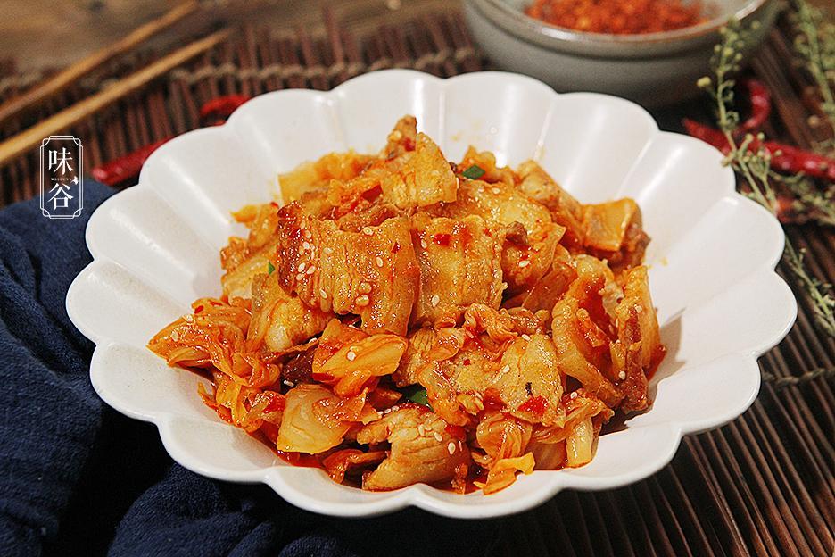 1,五花肉要选择肥瘦相间的,太瘦的肉炒出来不好吃;2,五花肉切的片不能