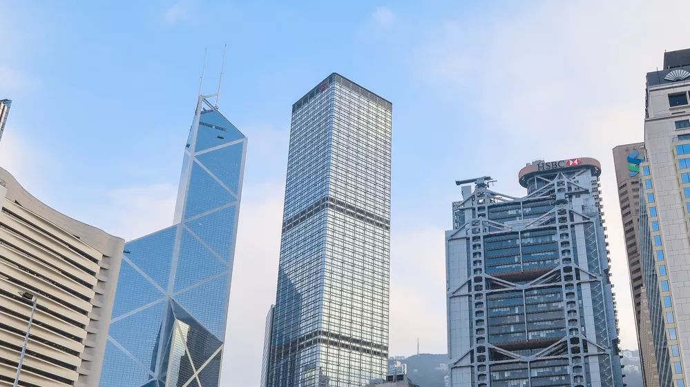 在香港中环依次排开,从左到右依次是315米的中国银行大厦,283米的长江