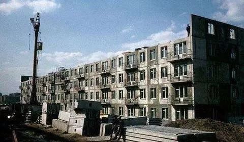 正在建造的筒子楼 一户居住面积不过20平方米的苏联三口之家,理论上