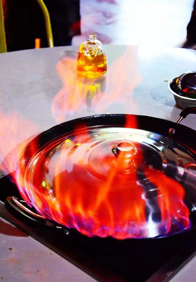 坐等米酒烧开冒烟之后,高潮就来了.