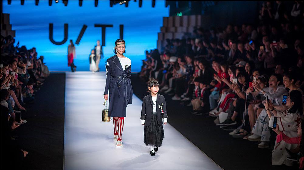 黄奕带女儿黄芊玲走秀 气场超强曾被吐槽长得丑