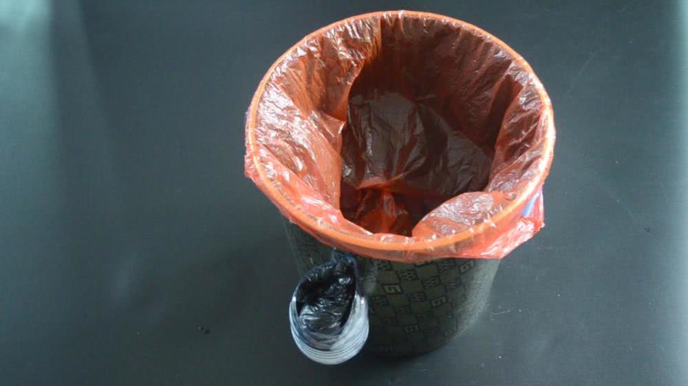 垃圾桶上粘一个塑料瓶,一年能帮家里省不少钱,可惜知道的人不多