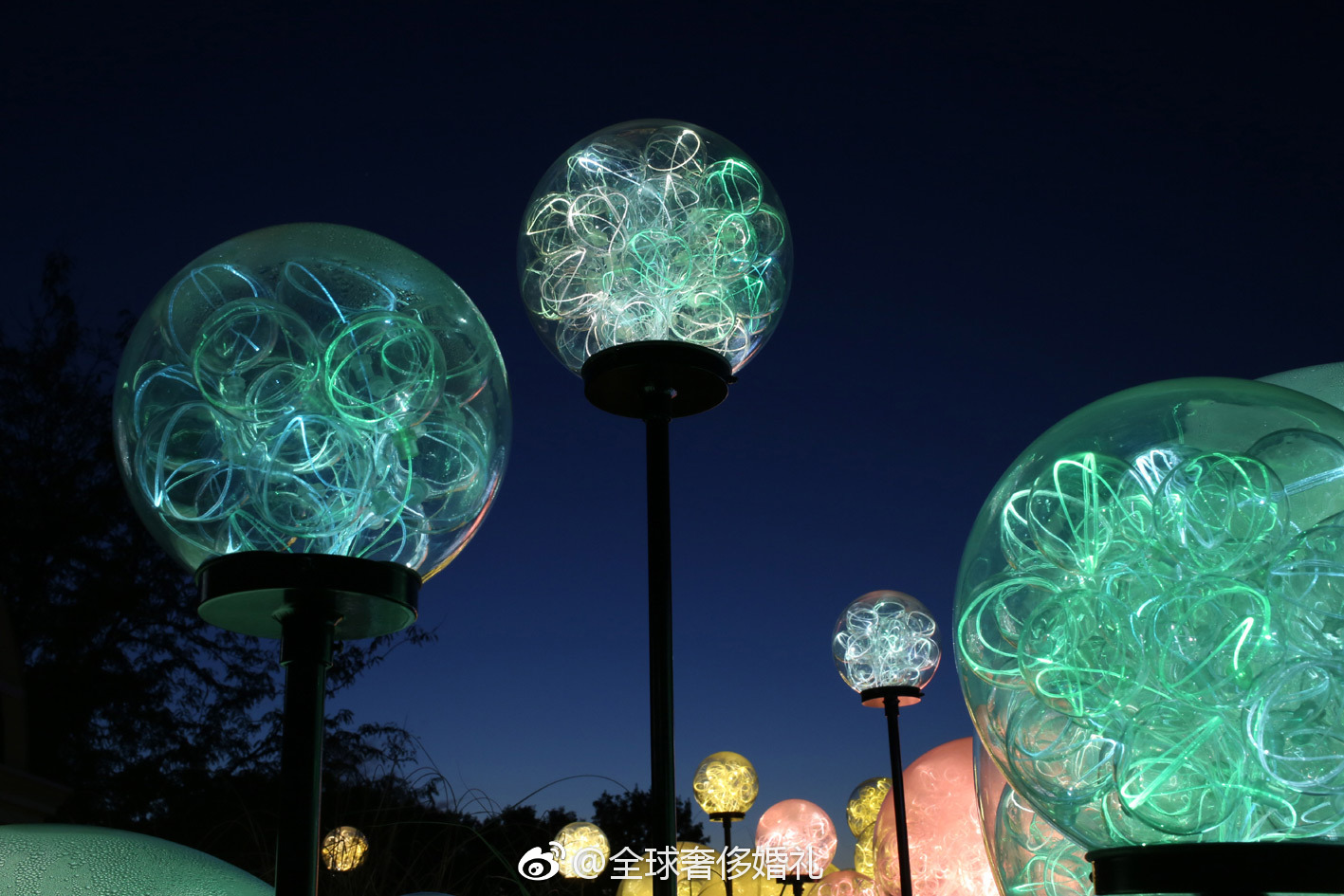 来自bruce munro的发光泡泡球