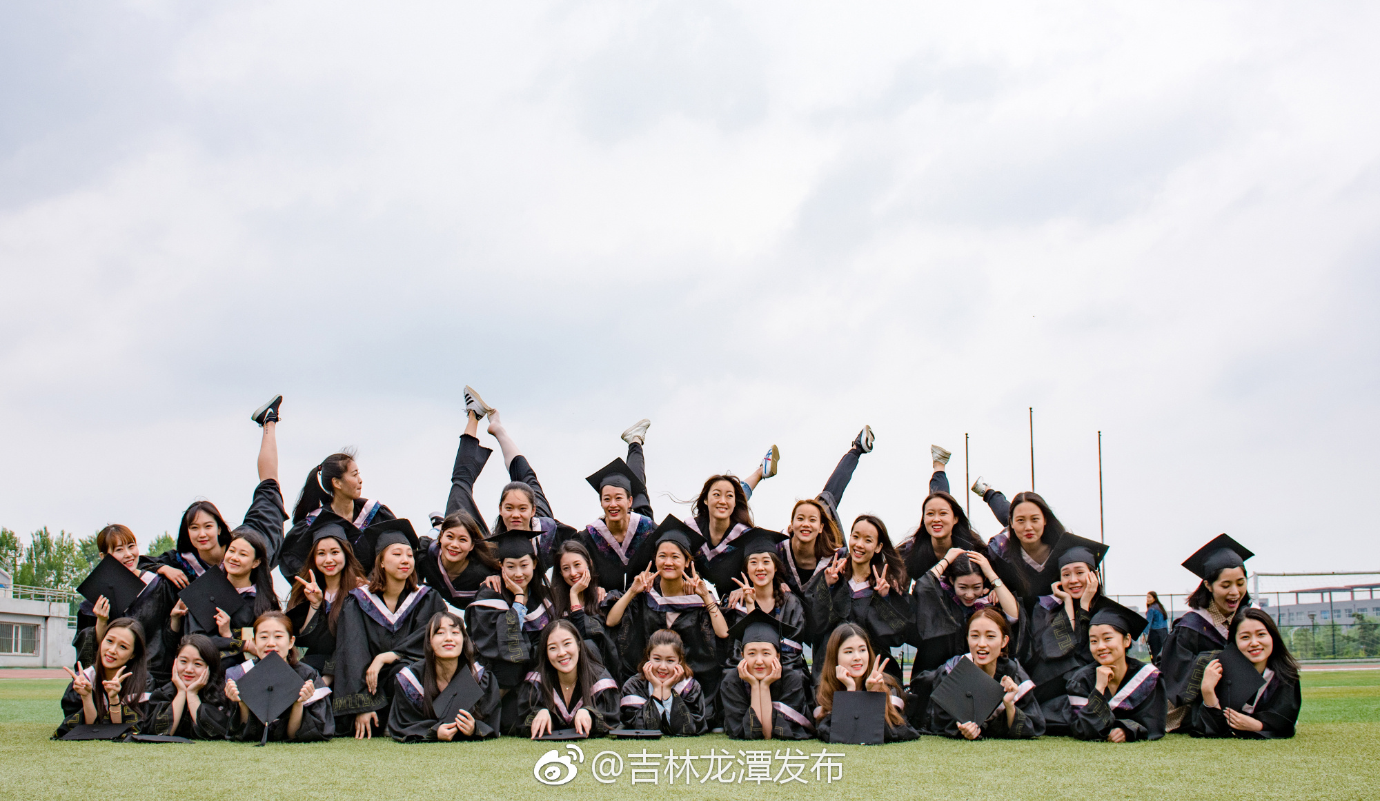 吉林高校舞蹈系美女大学生拍创意毕业照致青春