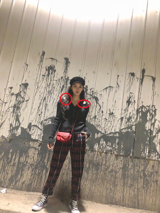 黑色针织衫肩膀专门挖俩洞,正面看"宽了"2倍