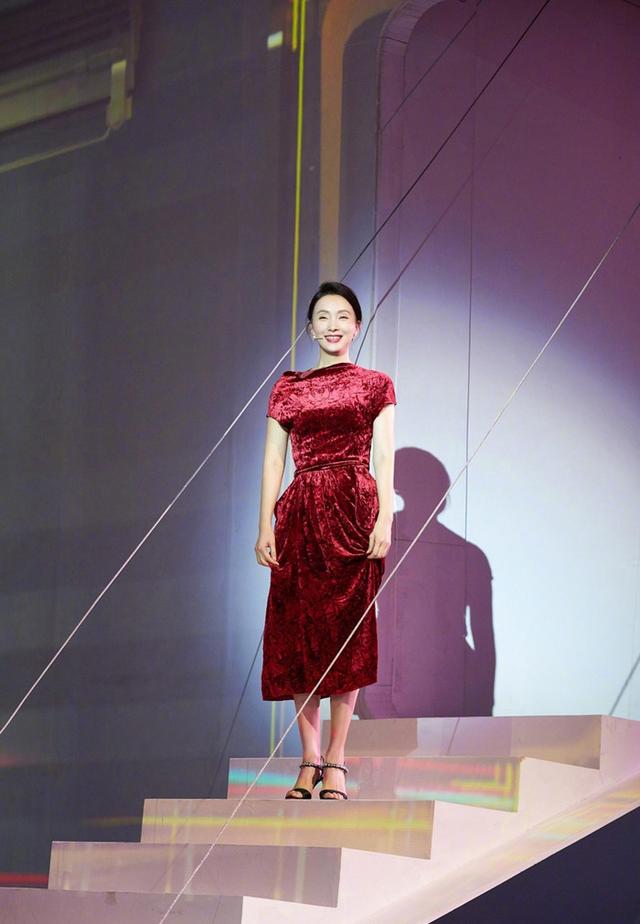46岁徐铮妻子现身,红色天鹅绒连衣裙搭凉鞋,复古典雅身材好!