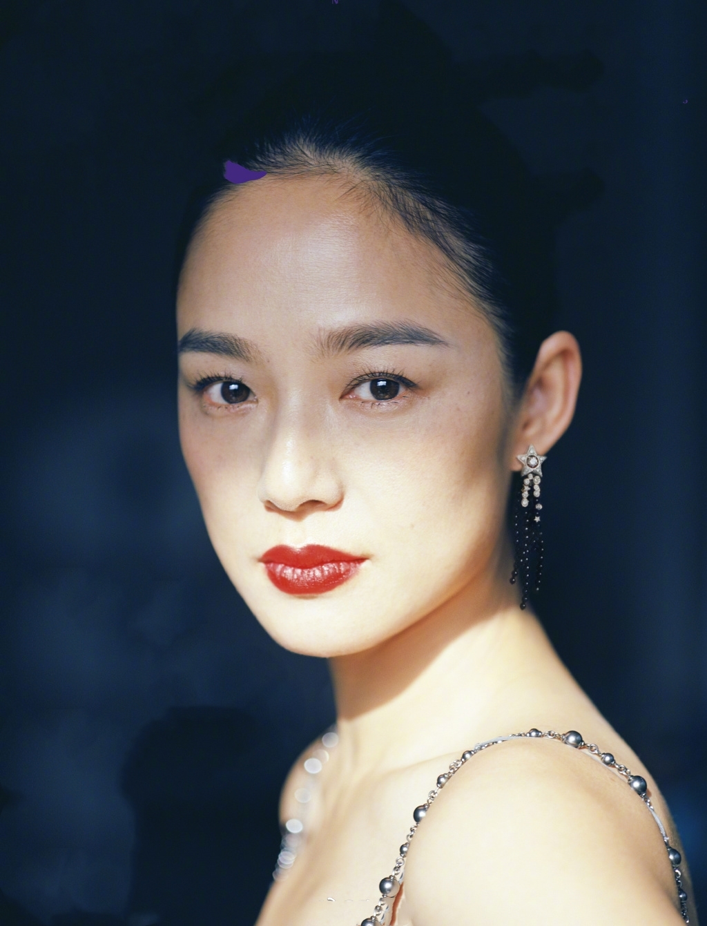 39岁周韵罕见时尚大片,脸上斑纹清晰可见,却依然是巅峰状态!