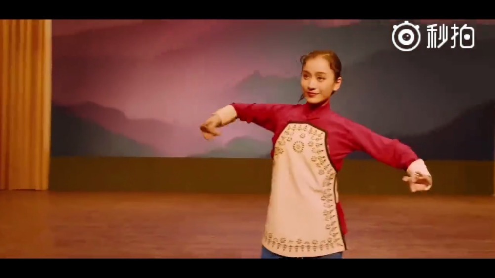 《芳华》中何小萍月下独舞片段,看哭了 即使没有舞台,没有音乐,也美得