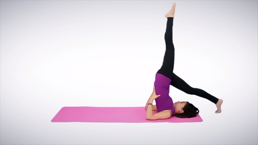 运动红人周运动教室【每日瑜伽体式——单腿肩倒立】该体式让我们可以