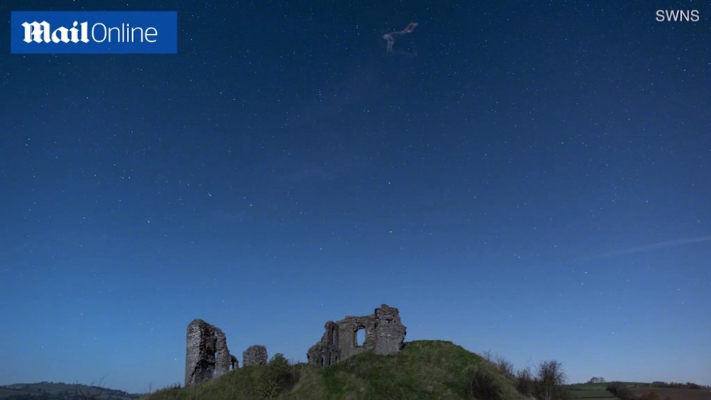 实拍哈雷彗星夜空爆炸,犹如绚丽烟花