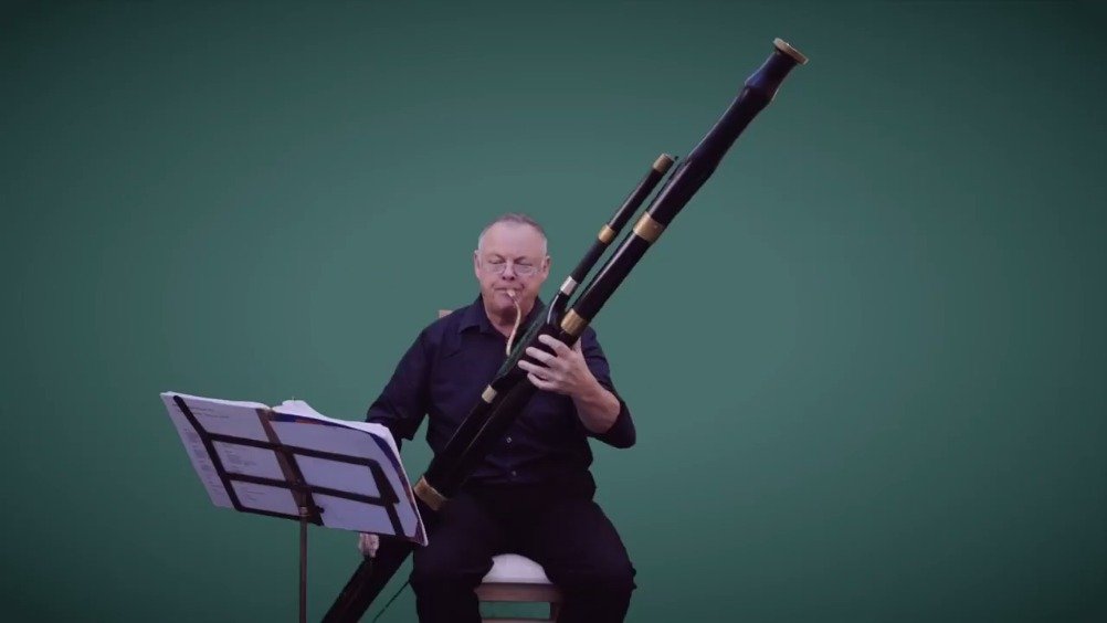 低音巴松管( contrabassoon)是巴松管的变形,属于双簧乐器