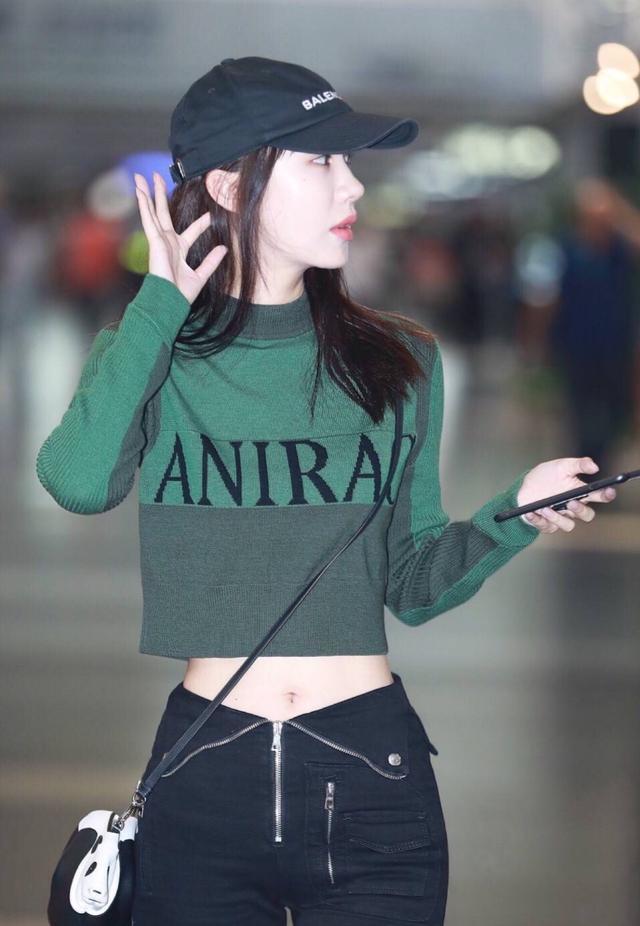 李菲儿《跨界歌王》一身红装亮相舞台,网友:人美又会穿