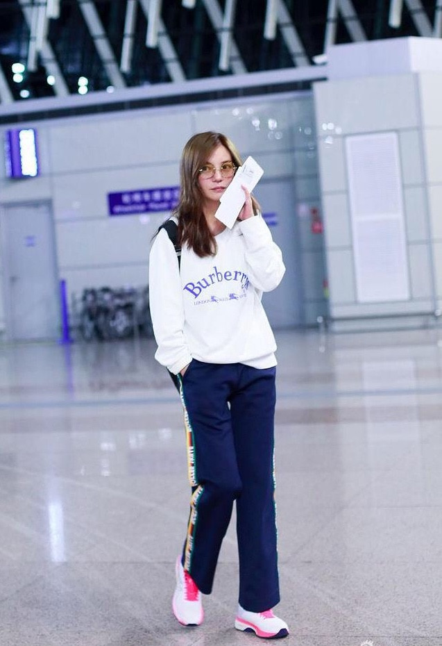 42岁赵薇穿一身运动服,尽显疲惫,网友:有一种60岁的既视感!